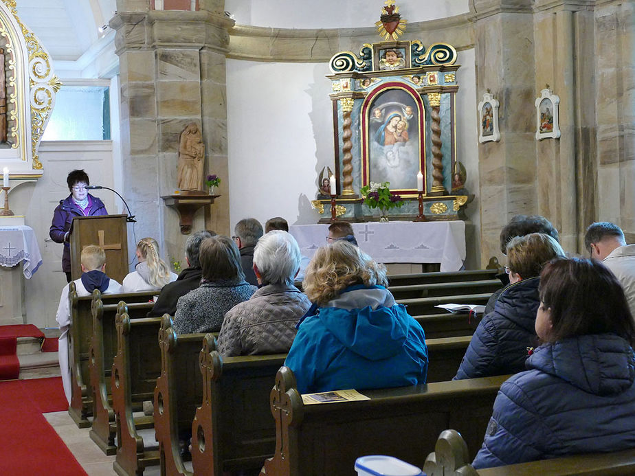 Bittprozession an der Weingartenkapelle (Foto: Karl-Franz Thiede)